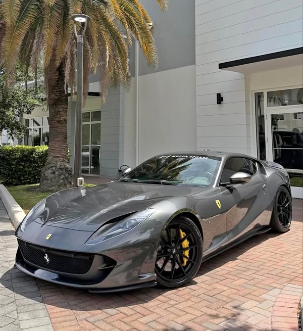 2020 Ferrari 812 Superfast - Coupe 2D