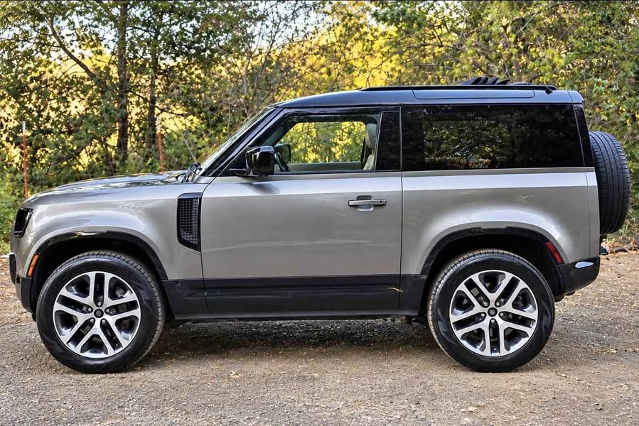 2022 Land Rover Defender 90 - X-Dynamic SE Sport Utility 2D