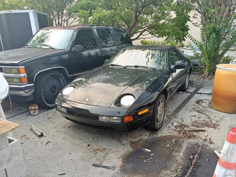 1989 Porsche 928 - S 4