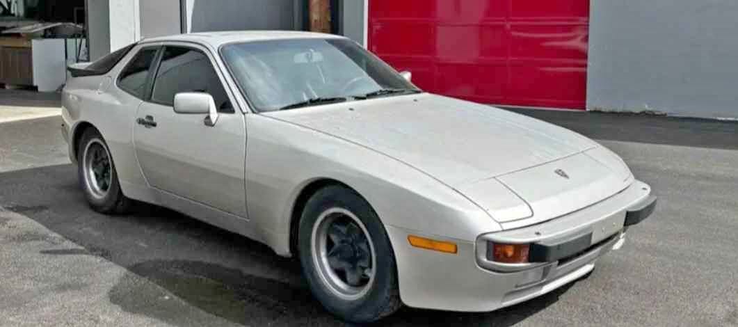 1986 Porsche 944 - Base