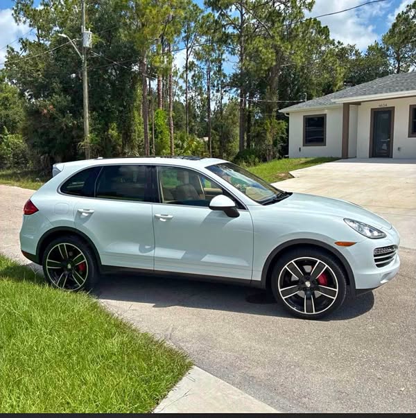 2014 Porsche Cayenne - Platinum Edition Sport Utility 4D