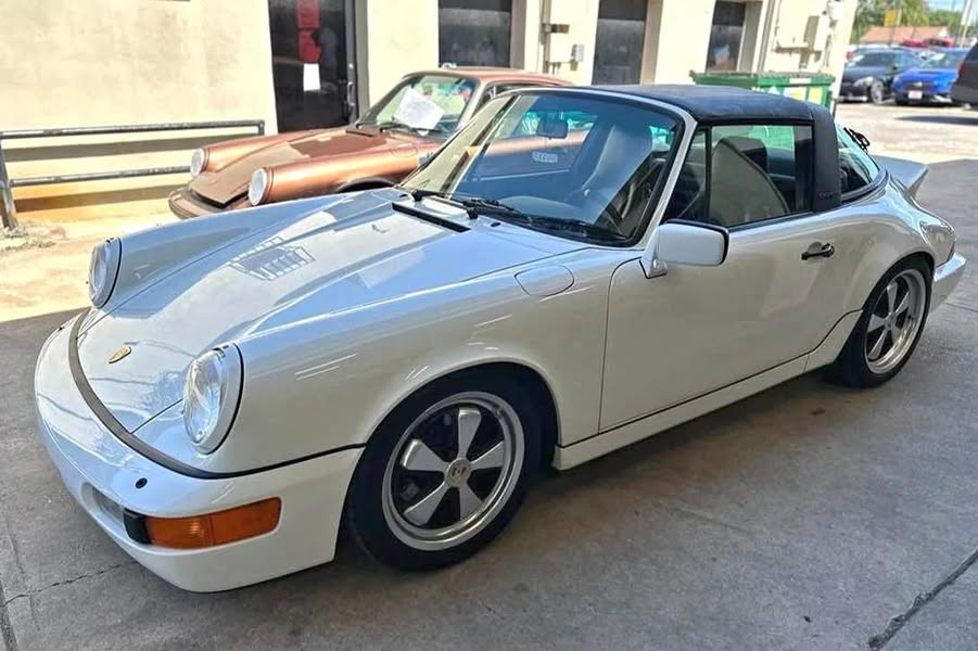 1990 Porsche 911 - Carrera 2 Targa 2D