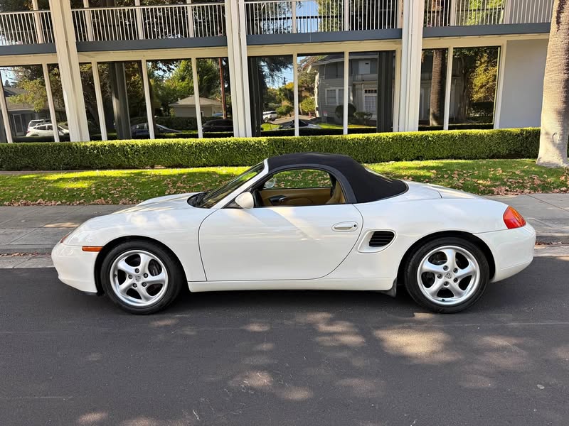 2000 Porsche Boxster - Cabriolet 2D