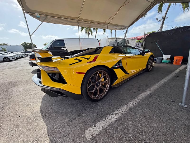 2021 Lamborghini Aventador - SVJ Convertible 2D