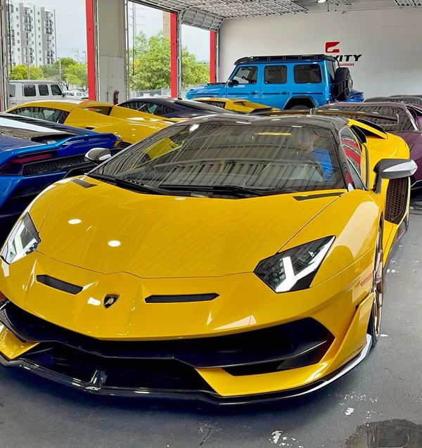 2021 Lamborghini Aventador - SVJ Convertible 2D