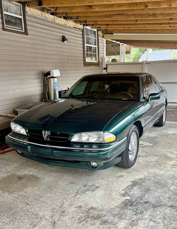 1992 Pontiac Bonneville - SE Sedan 4D