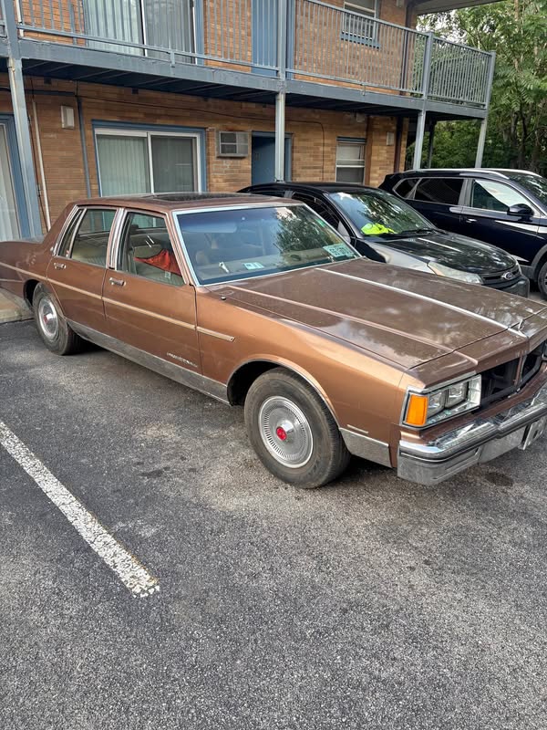 1986 Pontiac Bonneville - SE Sedan 4D