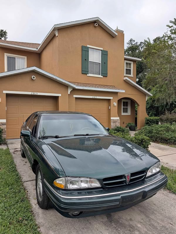 1992 Pontiac Bonneville - SE Sedan 4D