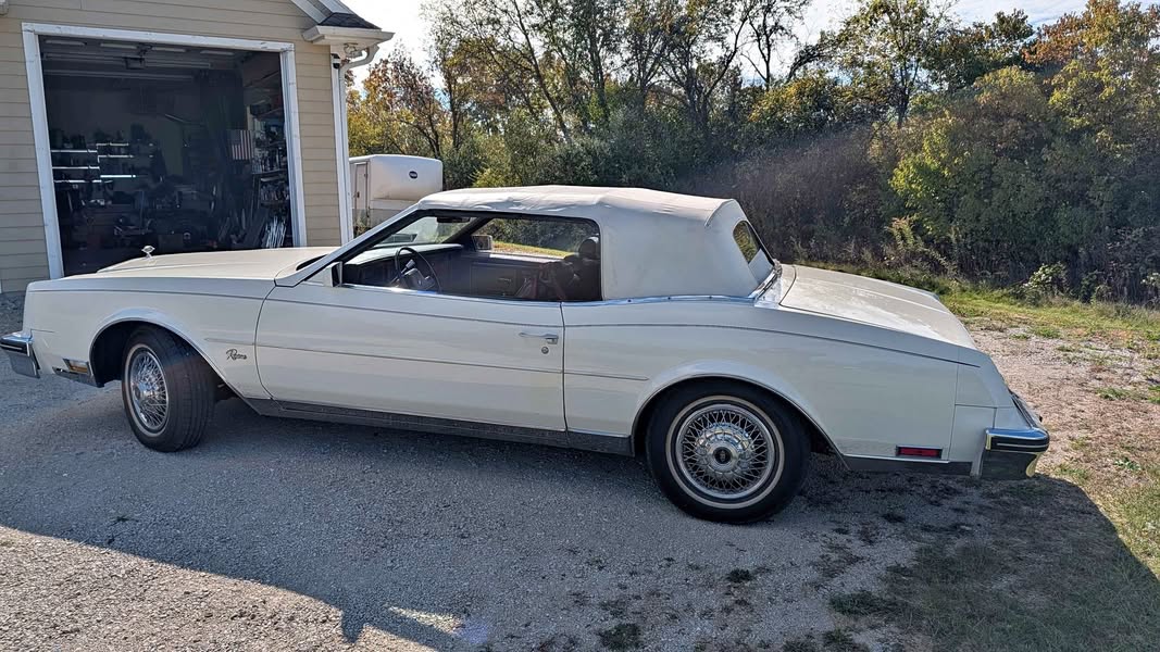 1982 Buick Riviera - Coupe 2D