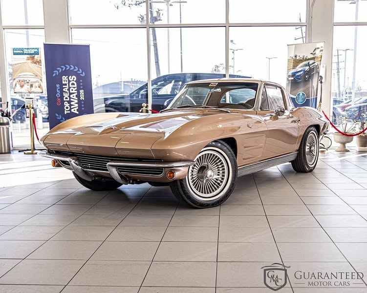 1963 Chevrolet corvette rare 1year only! split window!