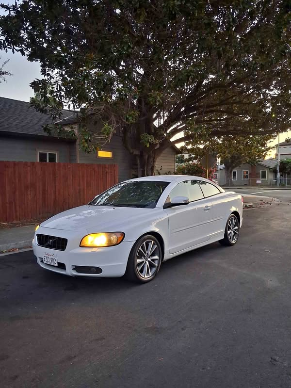 2010 Volvo C70 - T5 Premier Plus Convertible 2D