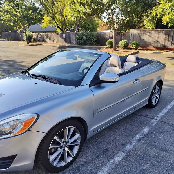 2012 Volvo C70 - T5 Premier Plus Convertible 2D