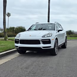 2023 Porsche cayenne platinum edition awd - 1 owner - no accident