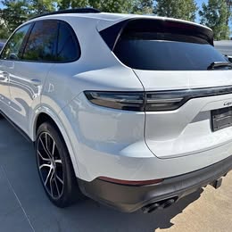 2023 Porsche cayenne platinum edition