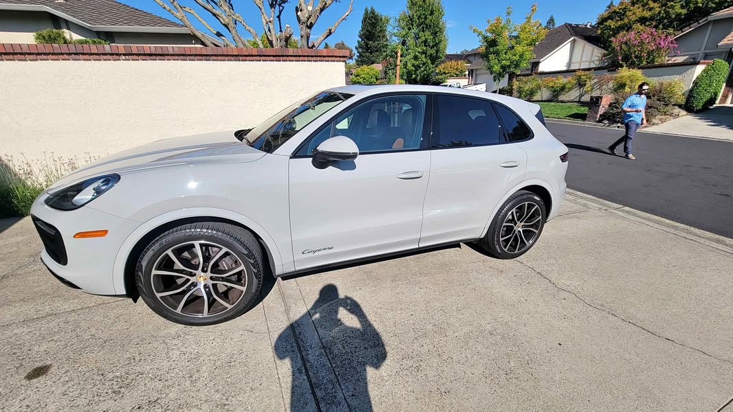 2023 Porsche Cayenne - Platinum Edition Sport Utility 4D