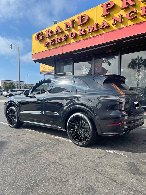 2022 Porsche Cayenne Turbo - Black \/ Carbon Fiber