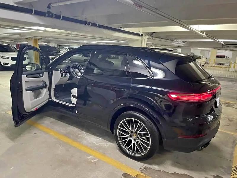2023 Porsche Cayenne - Platinum Edition Sport Utility 4D