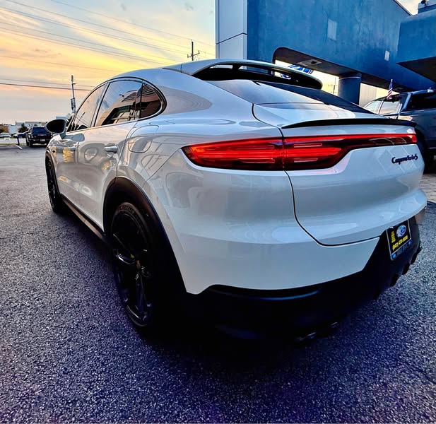 2022 Porsche Porsche Cayenne Coupe - Turbo S E-Hybrid Sport Utility 4D