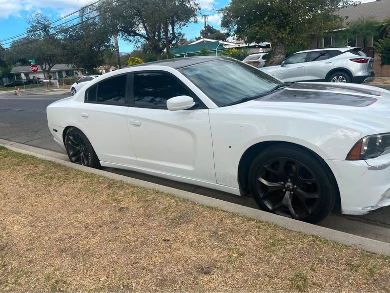 2011 Dodge Charger - Hemi  5.7 RT