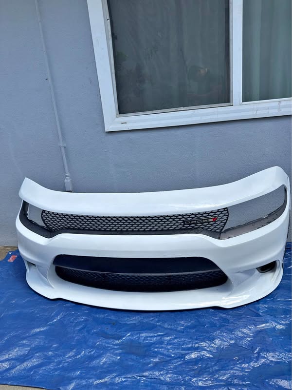 2022 DODGE CHARGER R\/T FRONT BUMPER WHITE WITH GRILLES AND FOG LAMPS