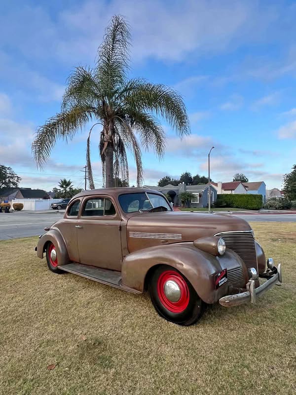 1939 Chevrolet Master Deluxe - Opera Coupe