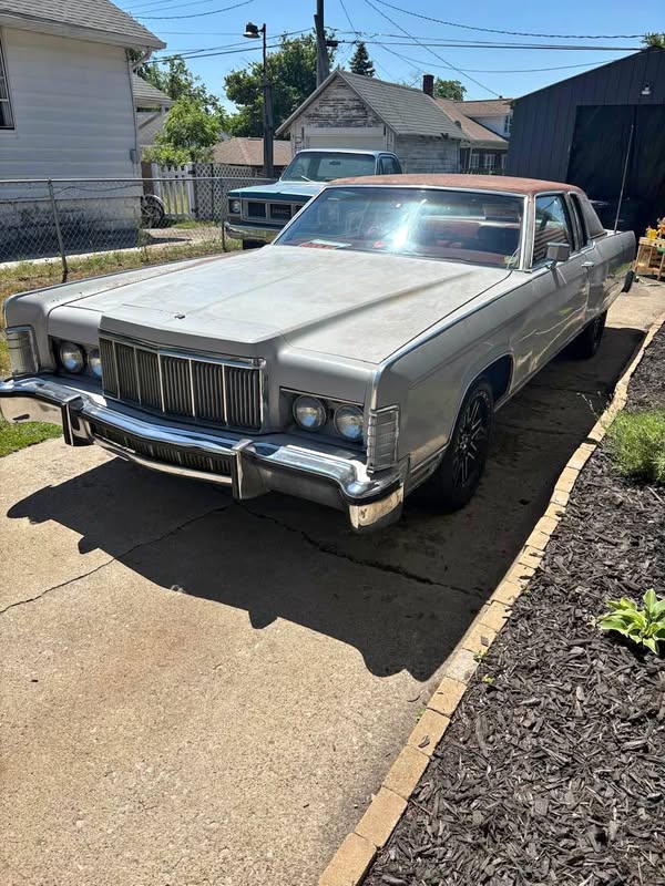 1976 Lincoln Continental - Coupe