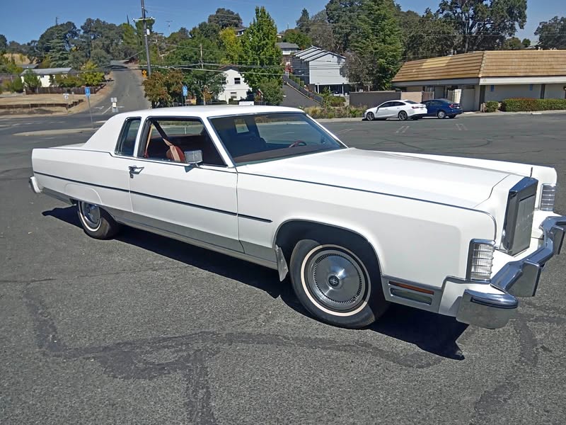 1977 Lincoln Continental in nice shape - Low miles and runs great