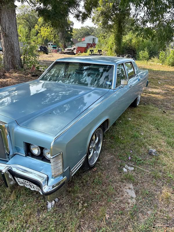 1977 Lincoln Continental - Sedan 4D