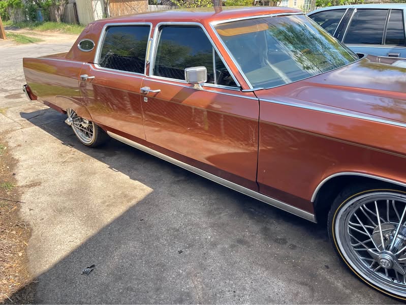 1977 Lincoln Continental - Sedan 4D