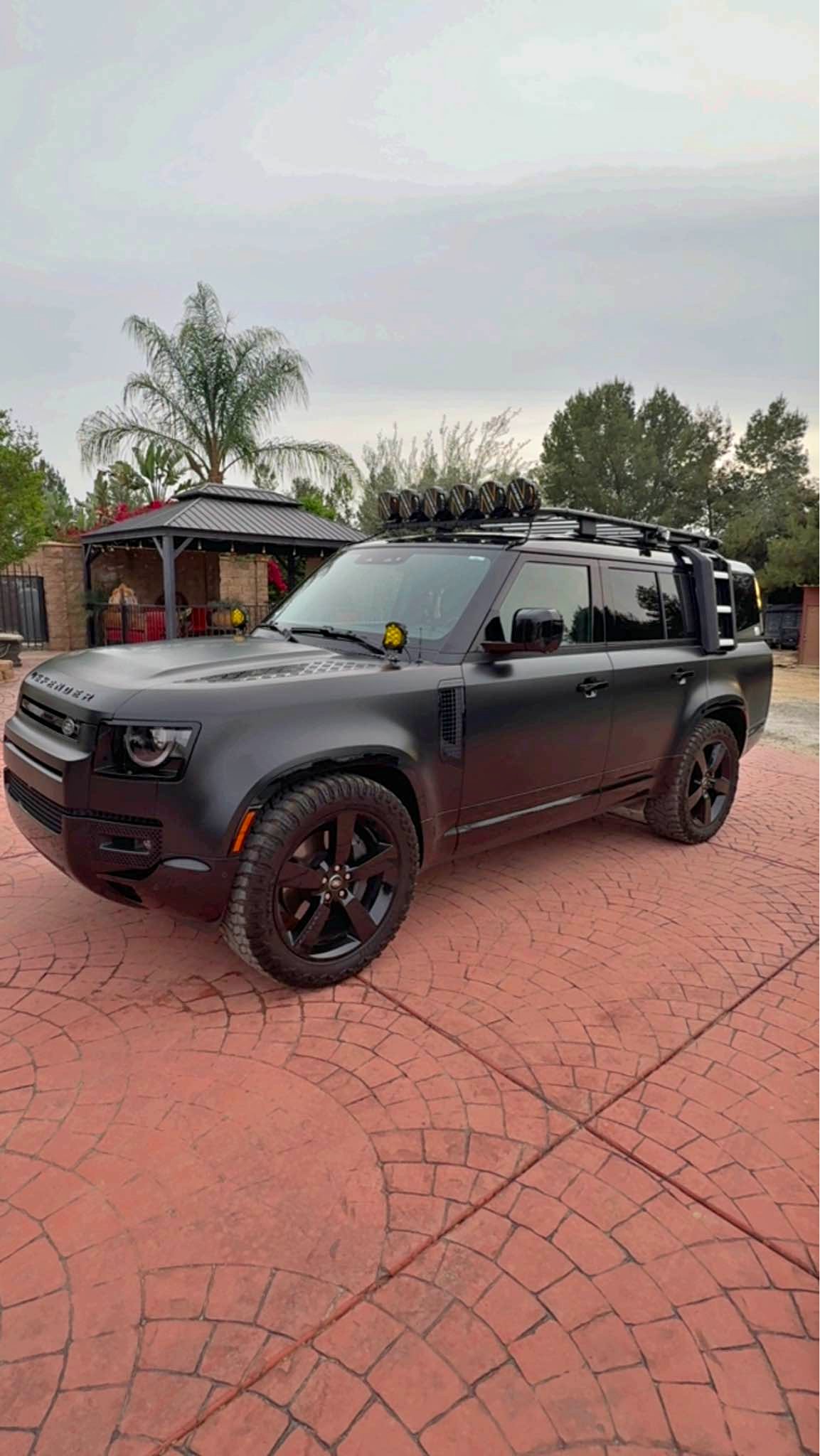 2024 Land Rover Defender 130 - X-Dynamic SE Sport Utility 4D