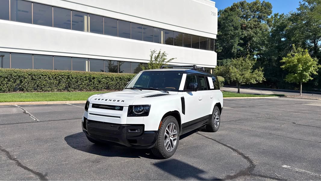 2023 Land Rover Defender 130 - X-Dynamic SE Sport Utility 4D