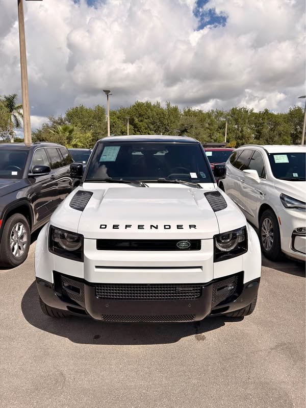 2023 Land Rover Defender 130 - X-Dynamic SE Sport Utility 4D