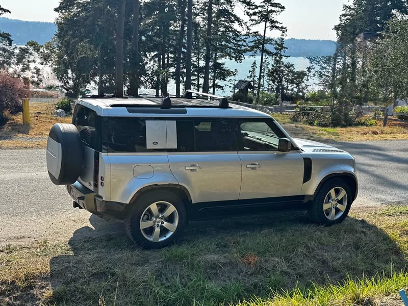 2022 Land Rover Defender 110 - X-Dynamic SE Sport Utility 4D