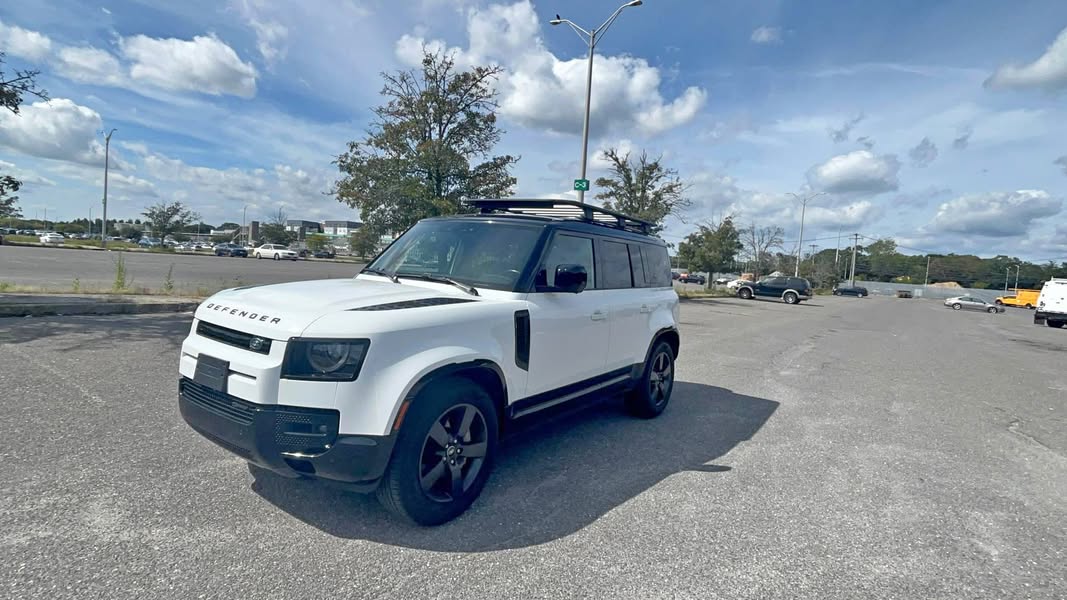 2022 Land Rover Defender 110 - X-Dynamic SE Sport Utility 4D