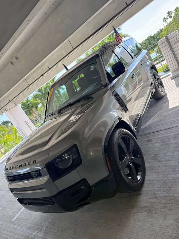 2024 Land Rover Defender 130 - X-Dynamic SE Sport Utility 4D