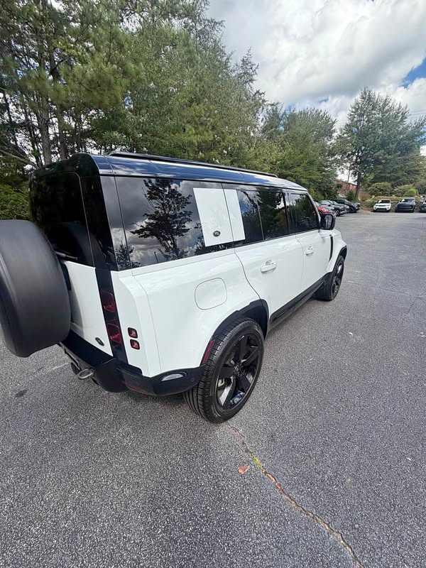 2023 Land Rover Defender 110 - X-Dynamic SE Sport Utility 4D