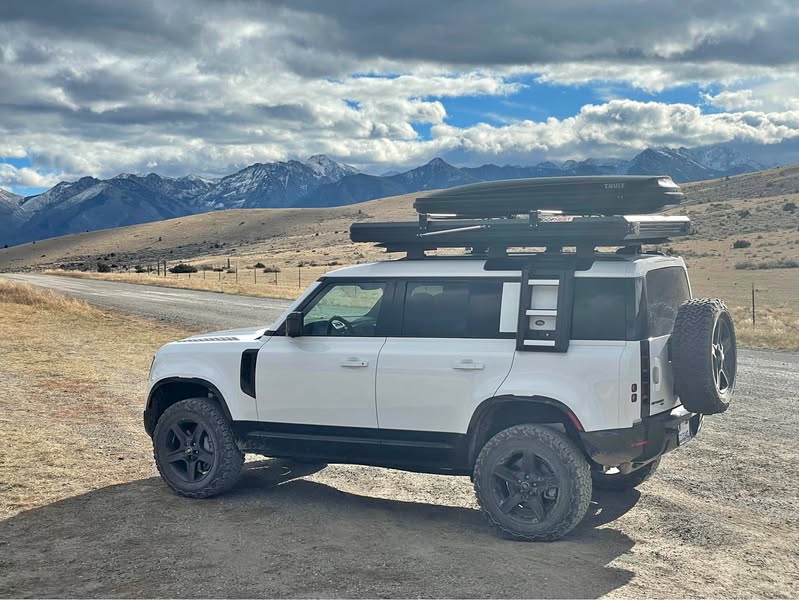 2022 Land Rover Defender 110 - X-Dynamic SE Sport Utility 4D