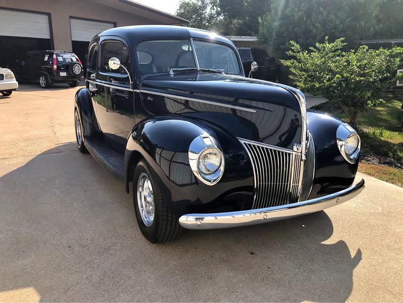 1940 Ford deluxe 2 door sedan - RestoMod