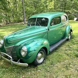 1948 Ford deluxe