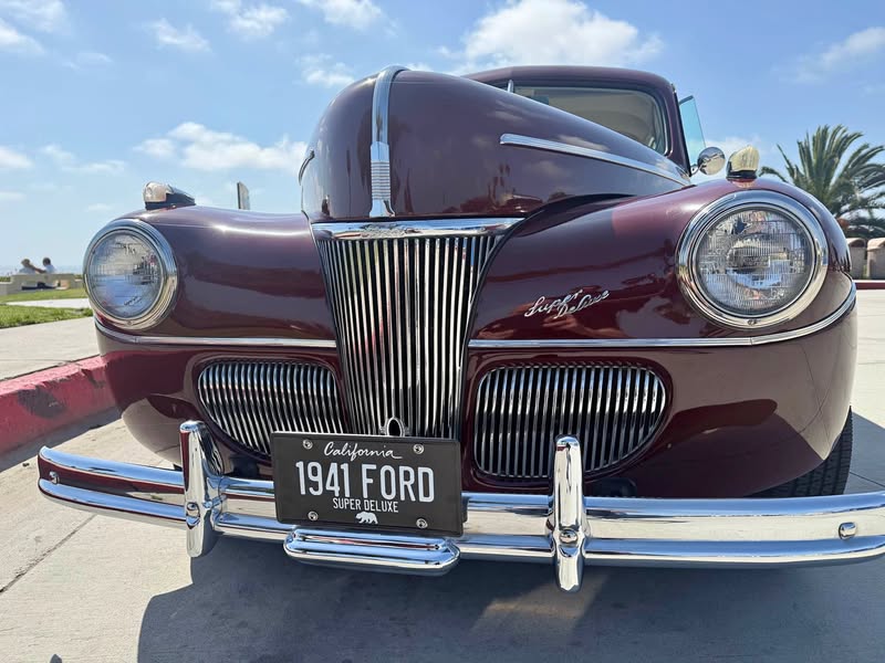 1941 Ford Super Deluxe - Tudor