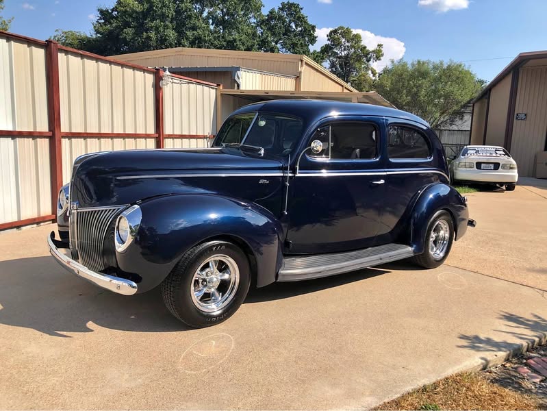 1940 Ford deluxe two door sedan - RestMod