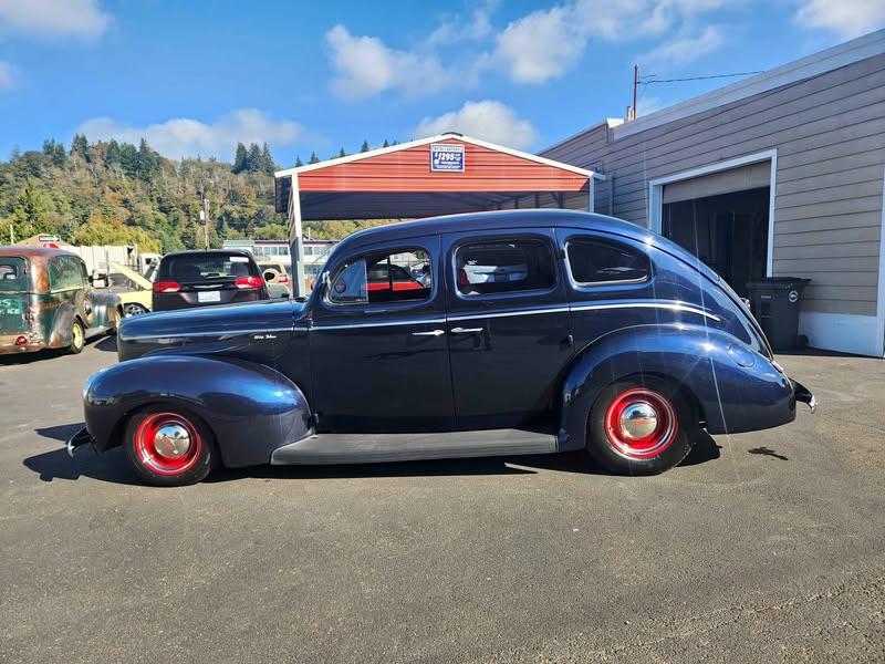 1940 Ford Sedan - Deluxe