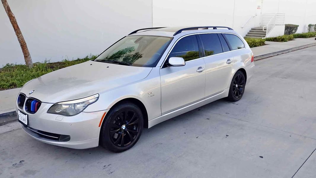 2010 BMW 5 Series - 535xi Sport Wagon 4D