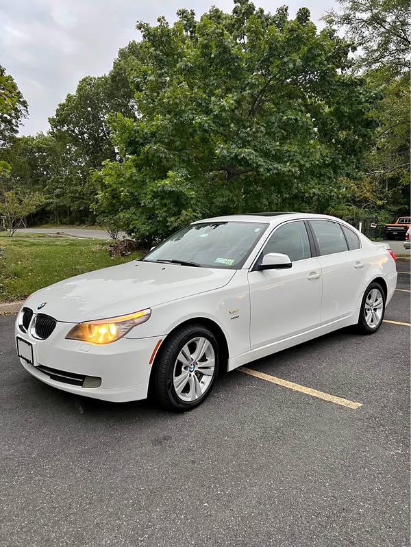 2010 BMW 5 Series - 528i xDrive Sedan 4D