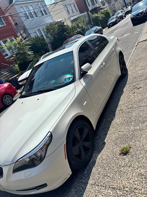 2009 BMW 5 Series - 528xi Sedan 4D
