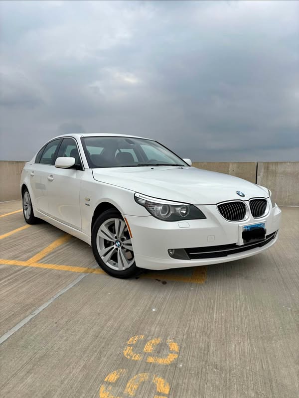 2010 BMW 5 Series - 528xi Sedan 4D