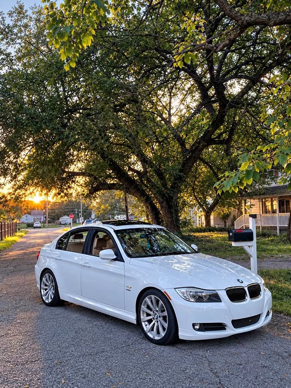 2011 BMW 3 Series - 328i xDrive Sedan 4D