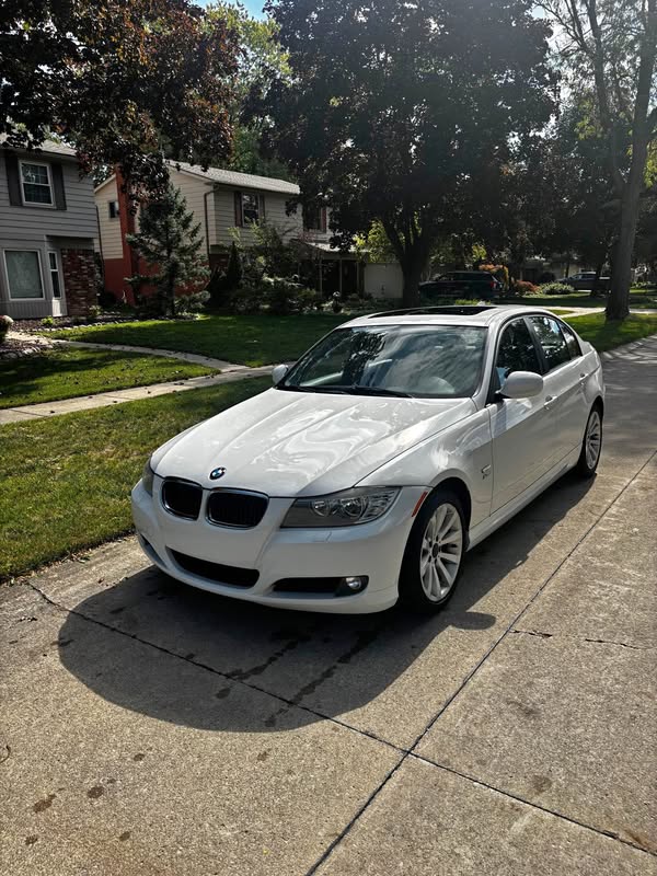 2011 BMW 3 Series - 328i xDrive Sedan 4D