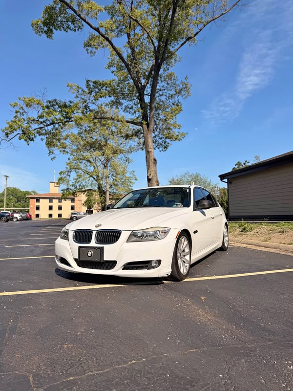 2011 BMW 3 Series - 328i xDrive Sedan 4D
