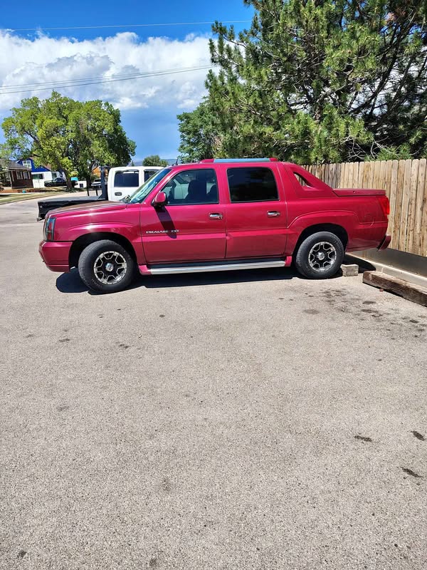 2004 Cadillac Escalade EXT - Sport Utility Pickup 4D 5 1\/4 ft